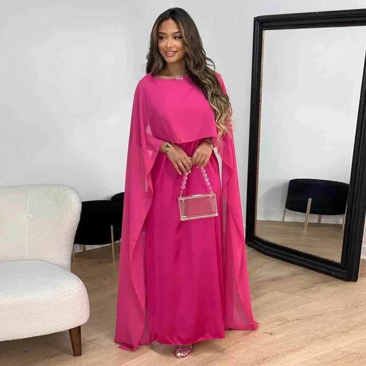 Lily – Dame Bryllups Gjest Cape Maxi Kjole